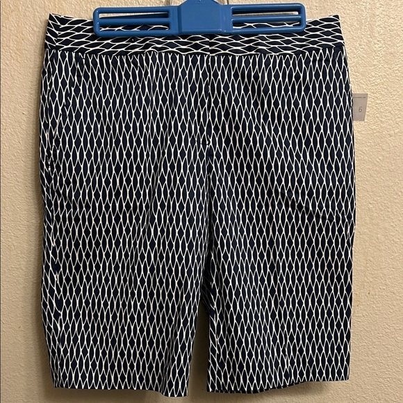Liz Claiborne Pants - Liz Claiborne Sloane Stretch Blue White Patterned Bermuda Shorts Size 6